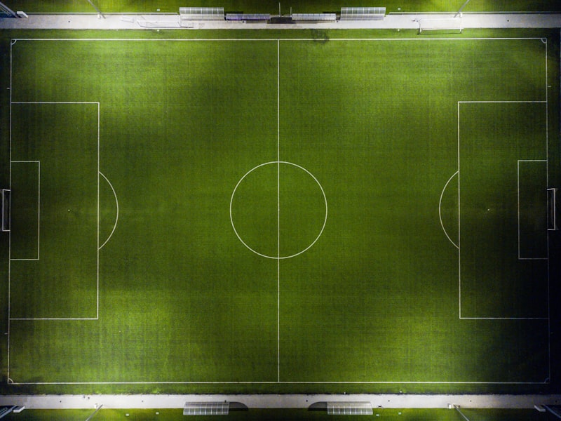 919直播团队工作场景 - 现代化办公室中团队讨论体育赛事数据